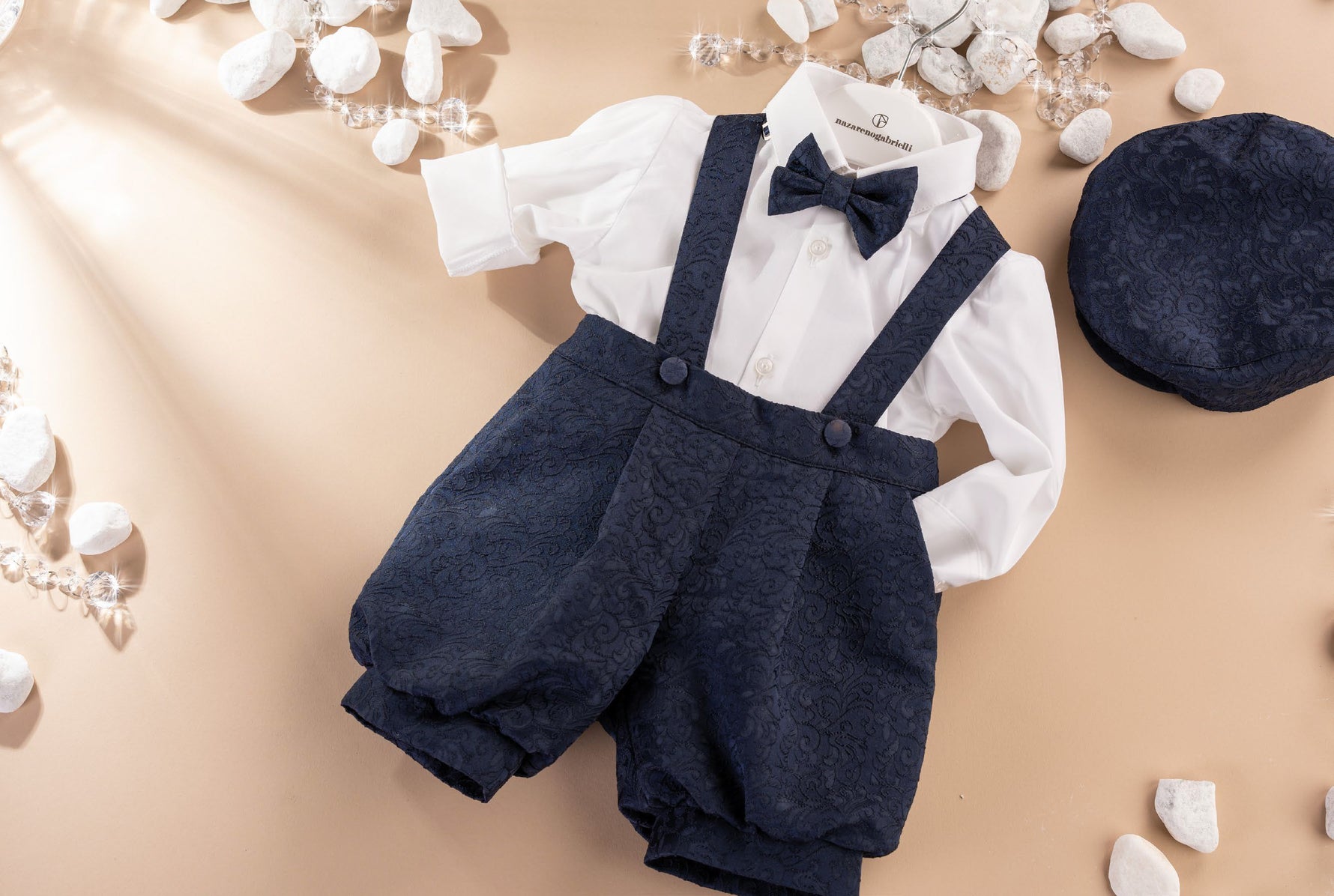 Robe salopette en satin brodé pour nouveau-nés